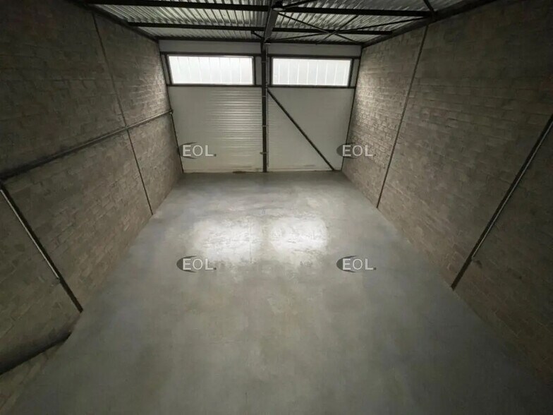 Flex in Marcoussis for lease - Interior Photo - Image 2 of 9