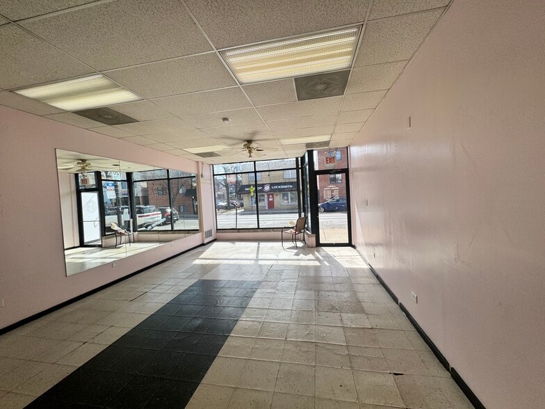 3034-3040 W Montrose Ave, Chicago, IL for lease - Interior Photo - Image 3 of 8