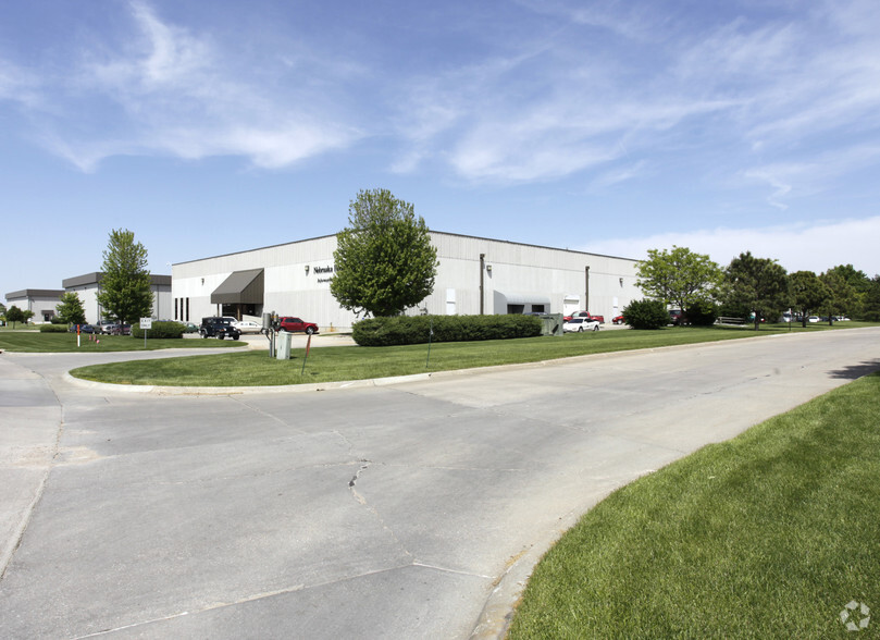 5240 S 19th St, Lincoln, NE for lease - Building Photo - Image 2 of 7