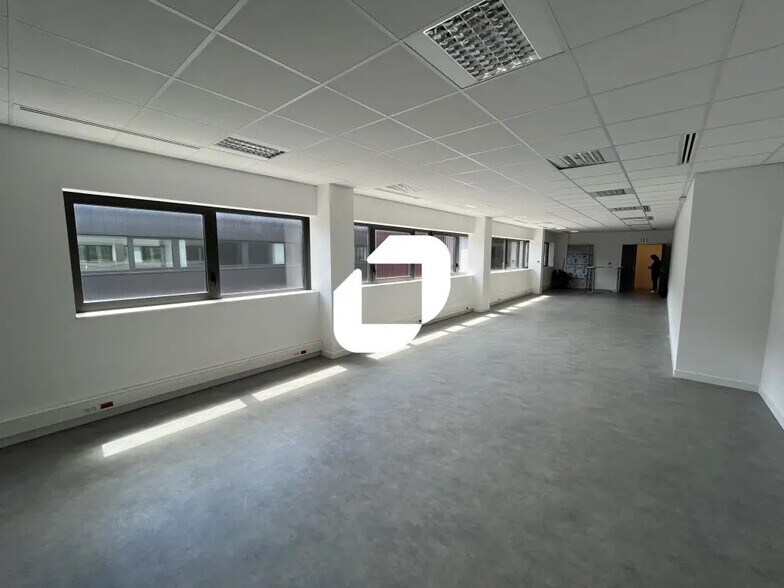 Office in Oignies for lease - Building Photo - Image 3 of 17