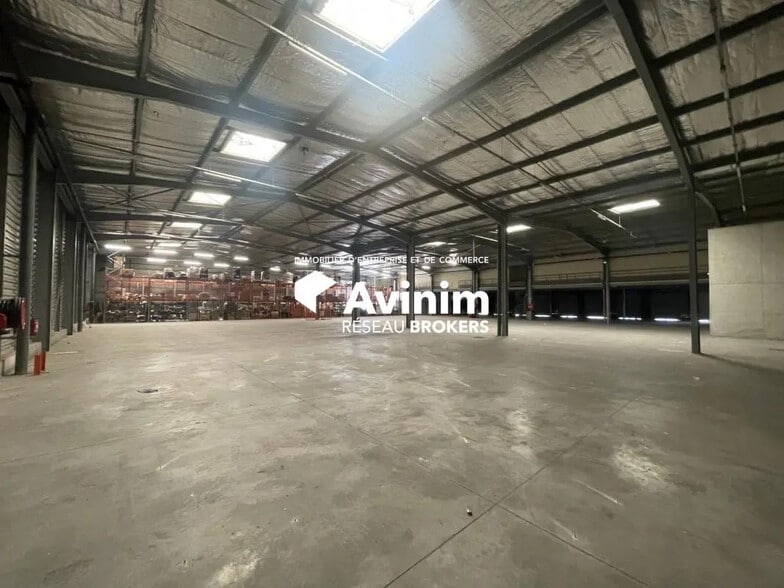 Industrial in Aix-en-Provence for lease - Interior Photo - Image 2 of 8