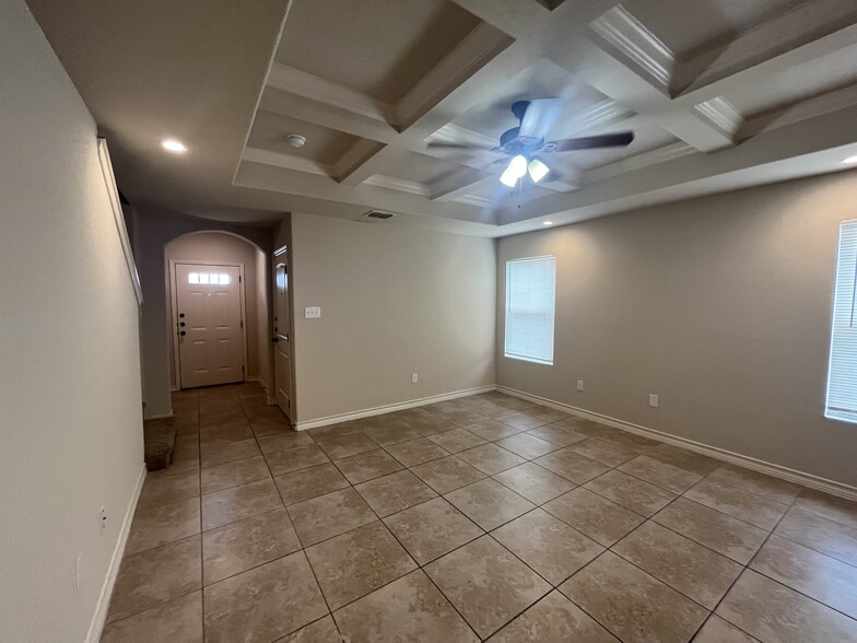 7014 Donovan Way, San Antonio, TX for sale - Interior Photo - Image 2 of 34