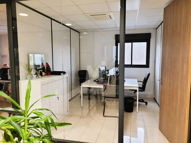 Flex in Saint-Pierre-du-Perray for lease - Building Photo - Image 3 of 10