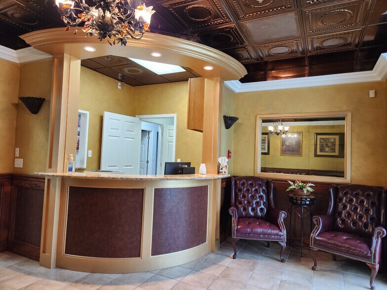 681 Goodlette Rd N, Naples, FL for lease - Lobby - Image 3 of 31