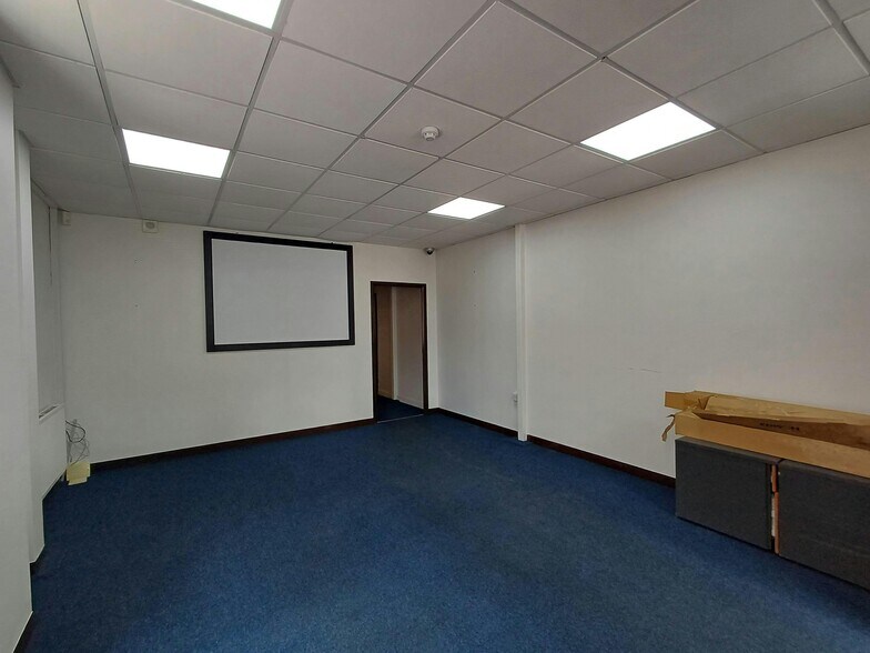 Rutherford Way, Crawley for lease - Building Photo - Image 2 of 5