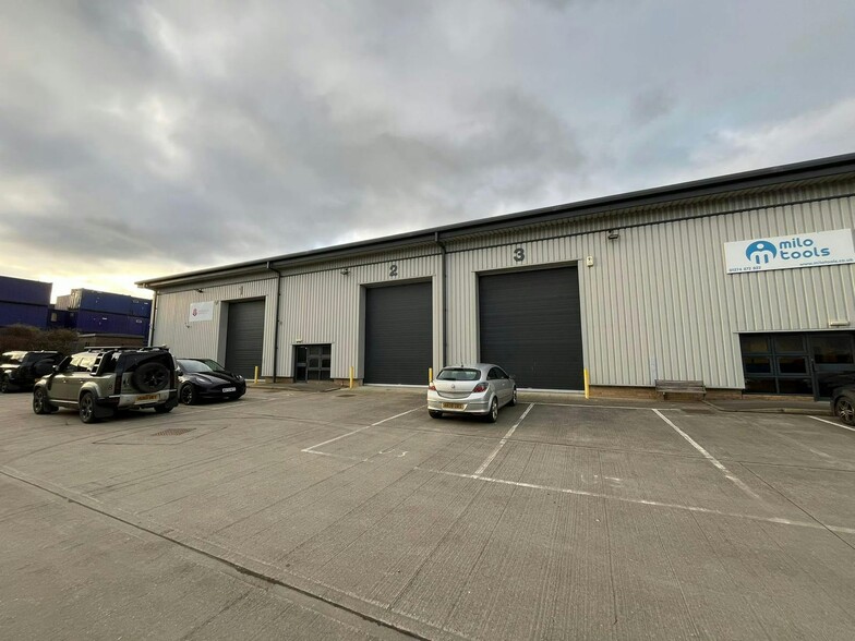 Chain Bar Ln, Cleckheaton for lease - Building Photo - Image 1 of 5