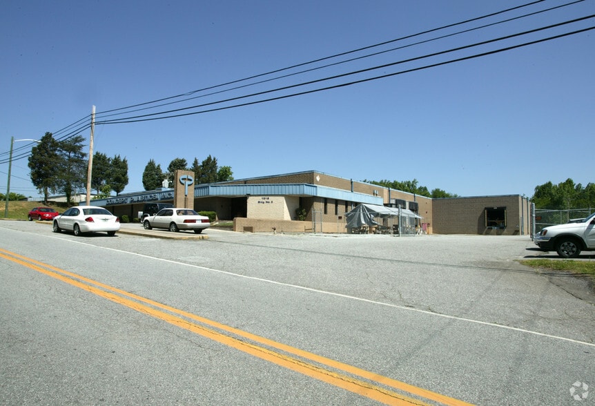 1218 Hickory Chapel Rd, High Point, NC for sale - Primary Photo - Image 1 of 7