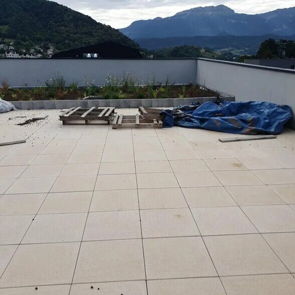 Office in Voiron for lease - Building Photo - Image 3 of 11