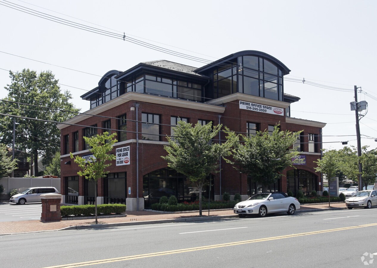 556 Merrick Rd, Rockville Centre, NY 11570