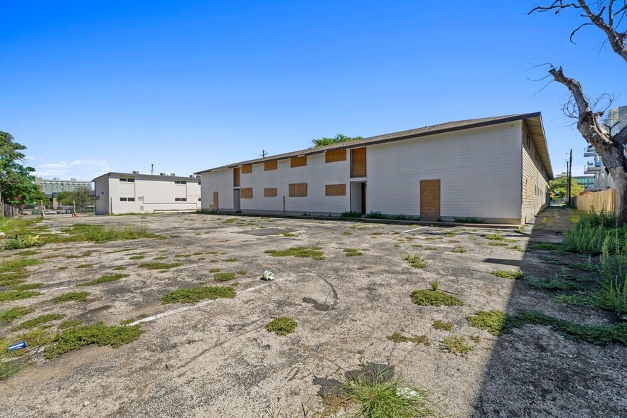 1105 Clayton Ln, Austin, TX for sale - Building Photo - Image 3 of 7