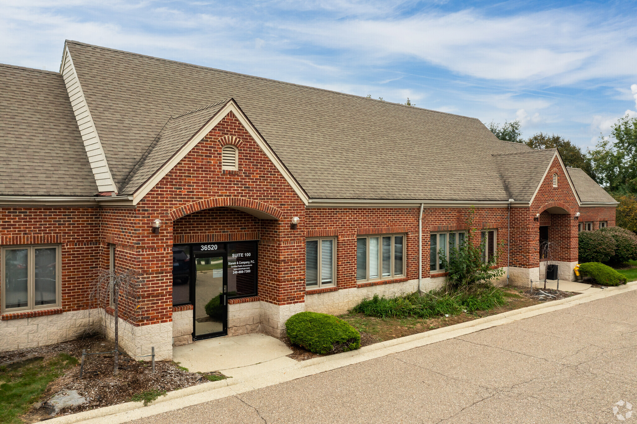 36520 Grand River Ave, Farmington Hills, MI for lease Building Photo- Image 1 of 8