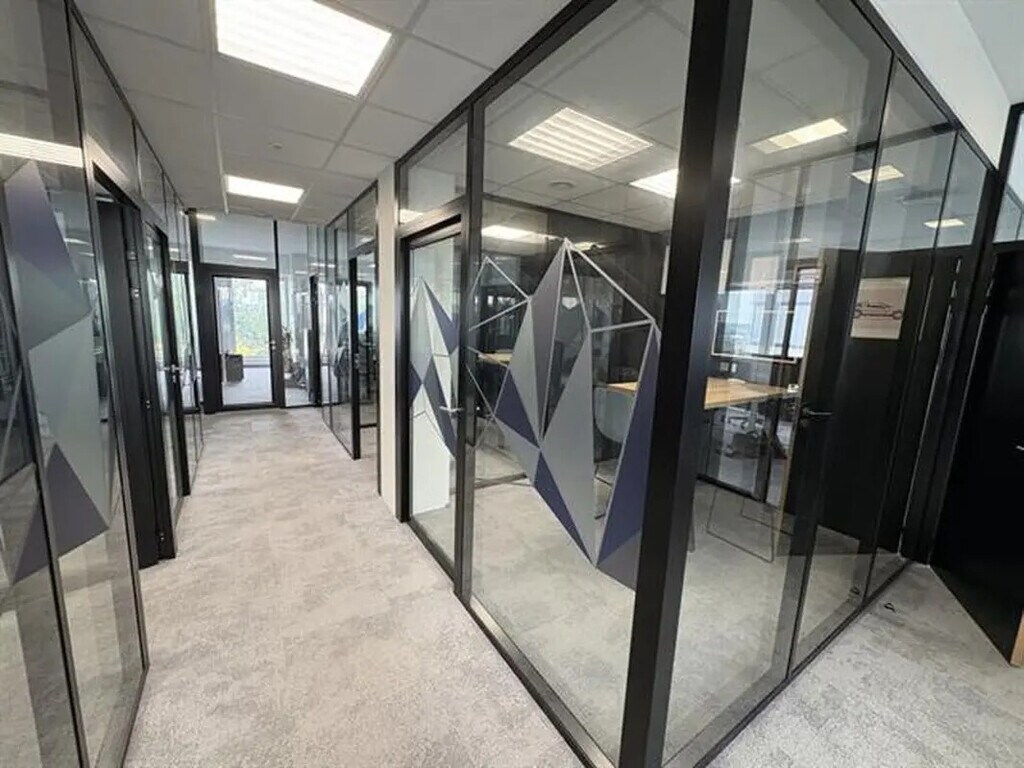 Location Bureaux 299 m² - Photo 1