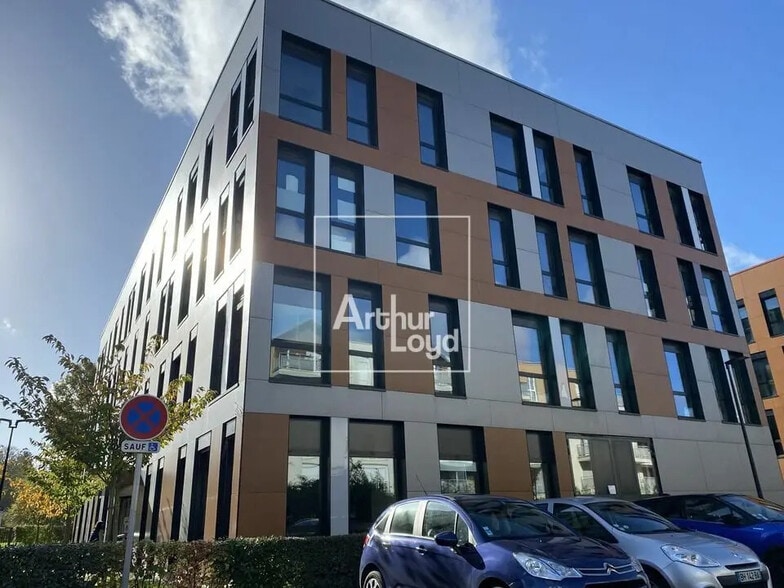 Office in Lieusaint for lease - Building Photo - Image 1 of 1