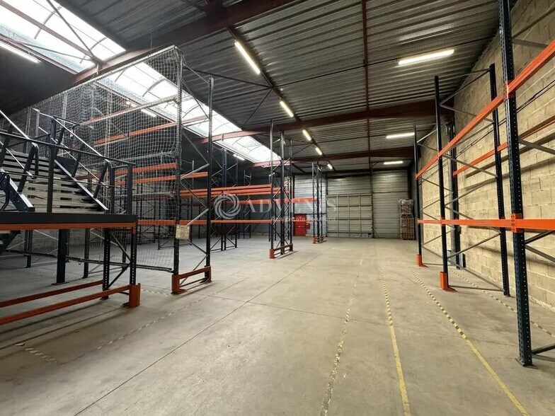 Flex in Saint-Soupplets for lease - Interior Photo - Image 2 of 23