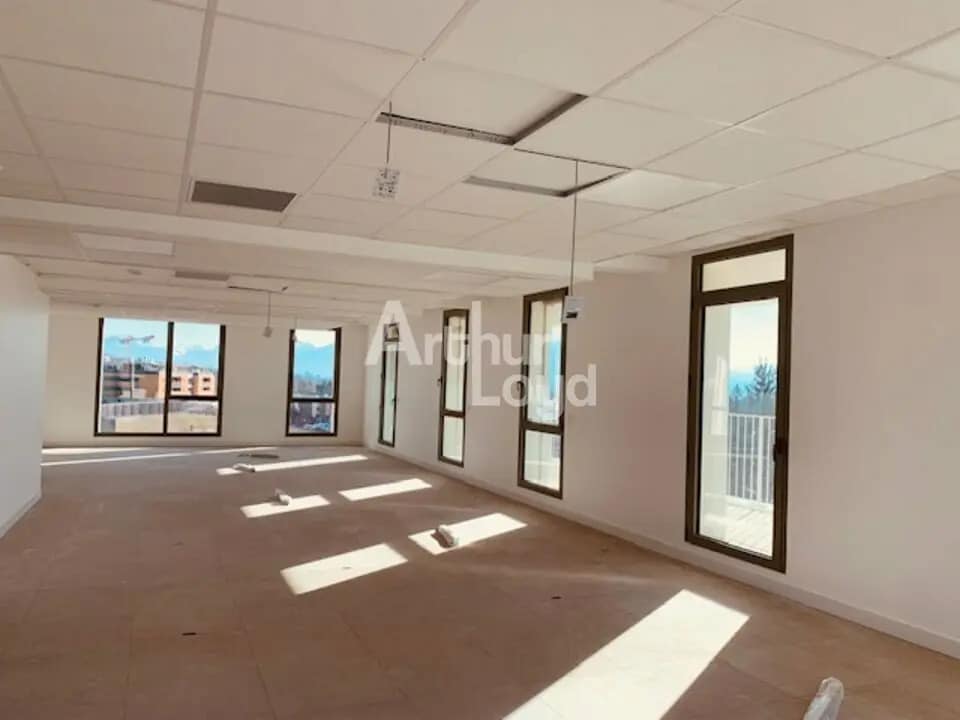 Office in Annecy for lease Building Photo- Image 1 of 16