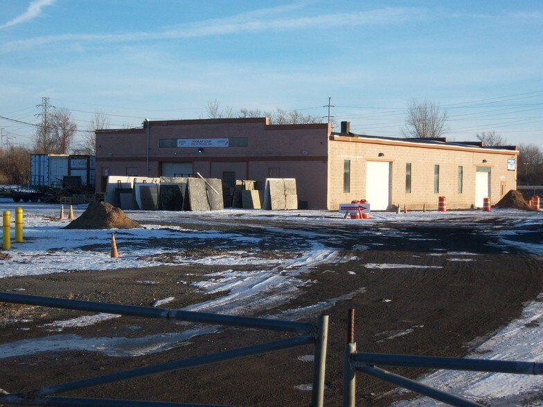 325 W 2nd St, East Syracuse, NY for sale - Building Photo - Image 1 of 1