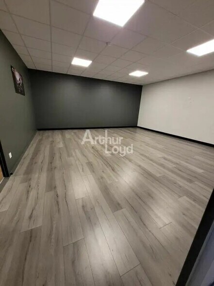 Retail in Epagny Metz-Tessy for lease - Interior Photo - Image 2 of 6