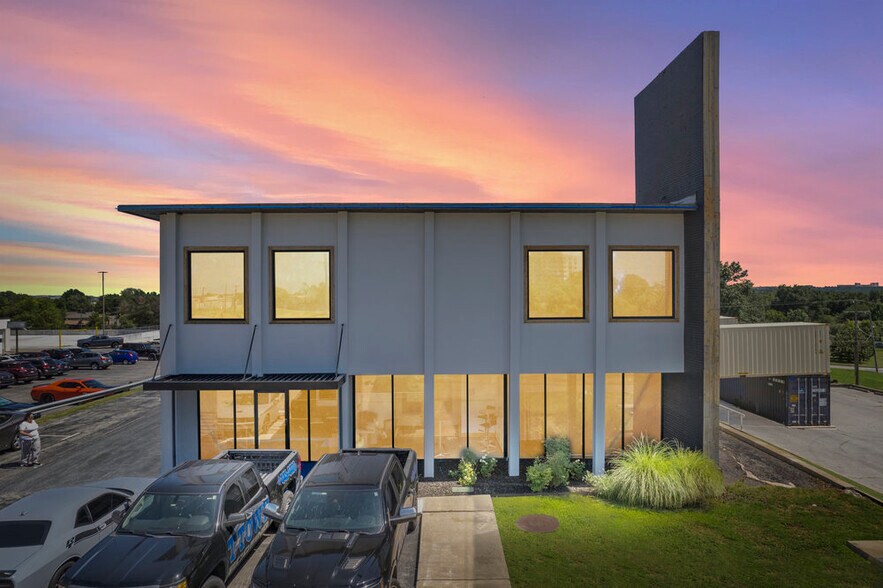 5770 E Skelly Dr, Tulsa, OK 74135