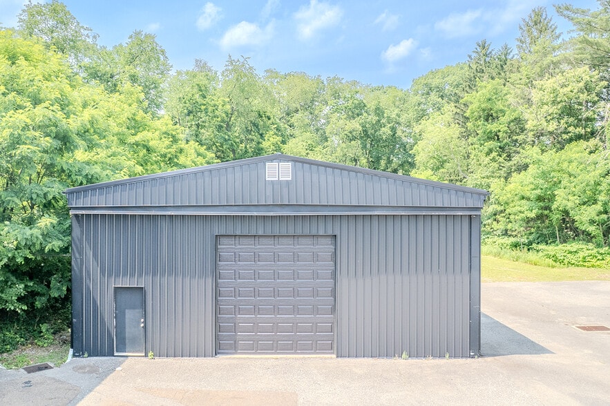 2555 Leechburg Rd, Lower Burrell, PA for lease - Building Photo - Image 1 of 23