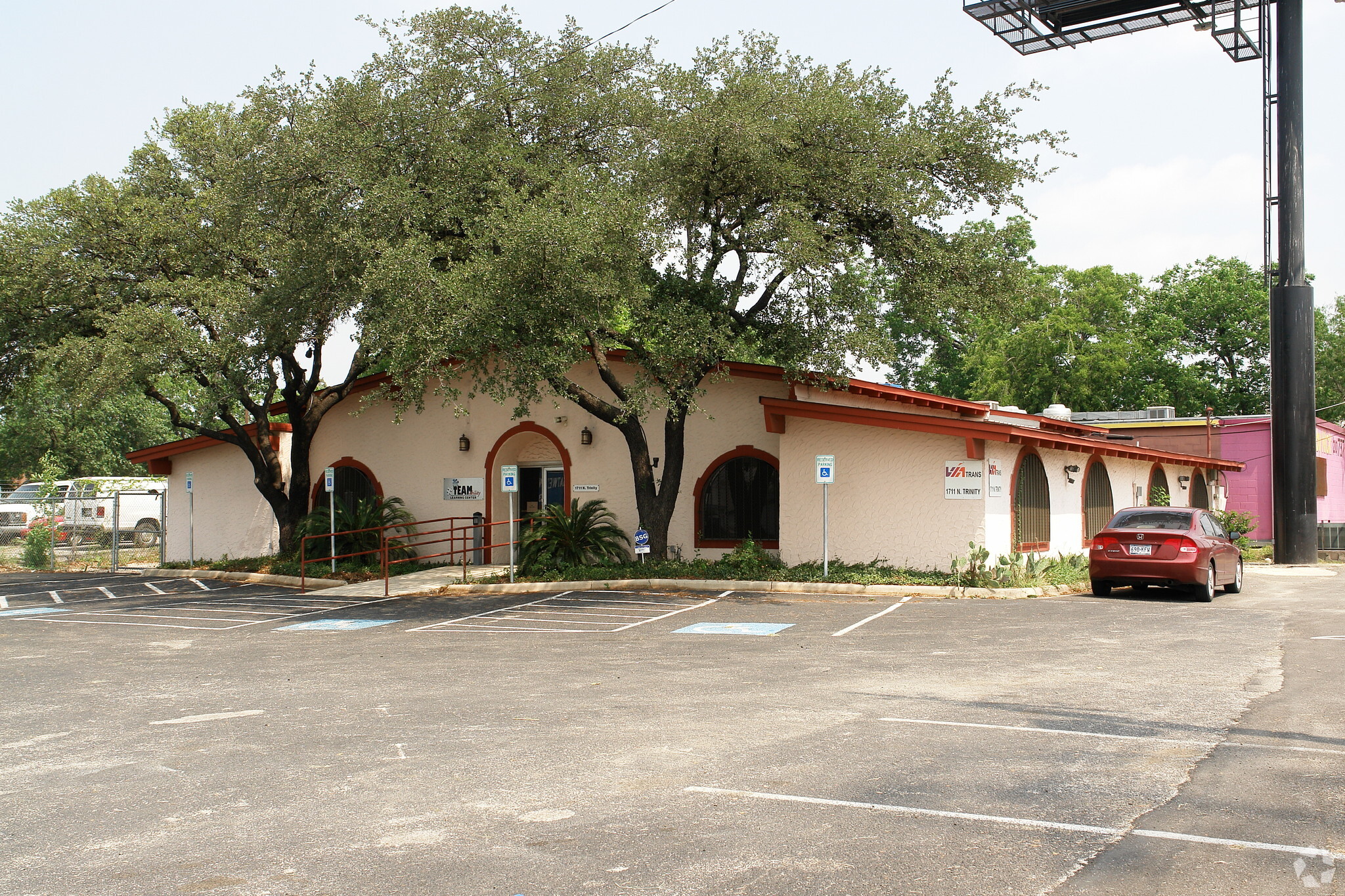 1711 N Trinity St, San Antonio, TX for lease Primary Photo- Image 1 of 6