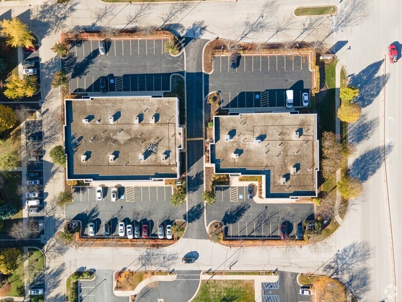 2418 W Indian Trl, Aurora, IL for sale - Building Photo - Image 3 of 11