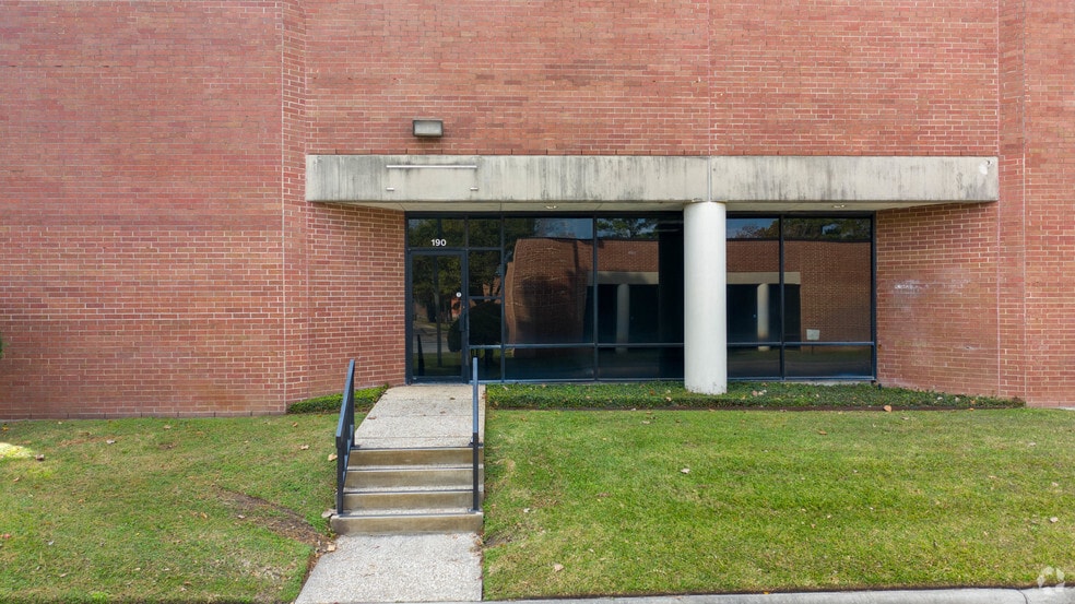 15631 Blue Ash Dr, Houston, TX for lease - Building Photo - Image 3 of 6