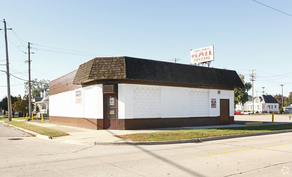 Elmer's Steak Pit Halls and Chapels portfolio of 2 properties for sale on LoopNet.com - Primary Photo - Image 2 of 2