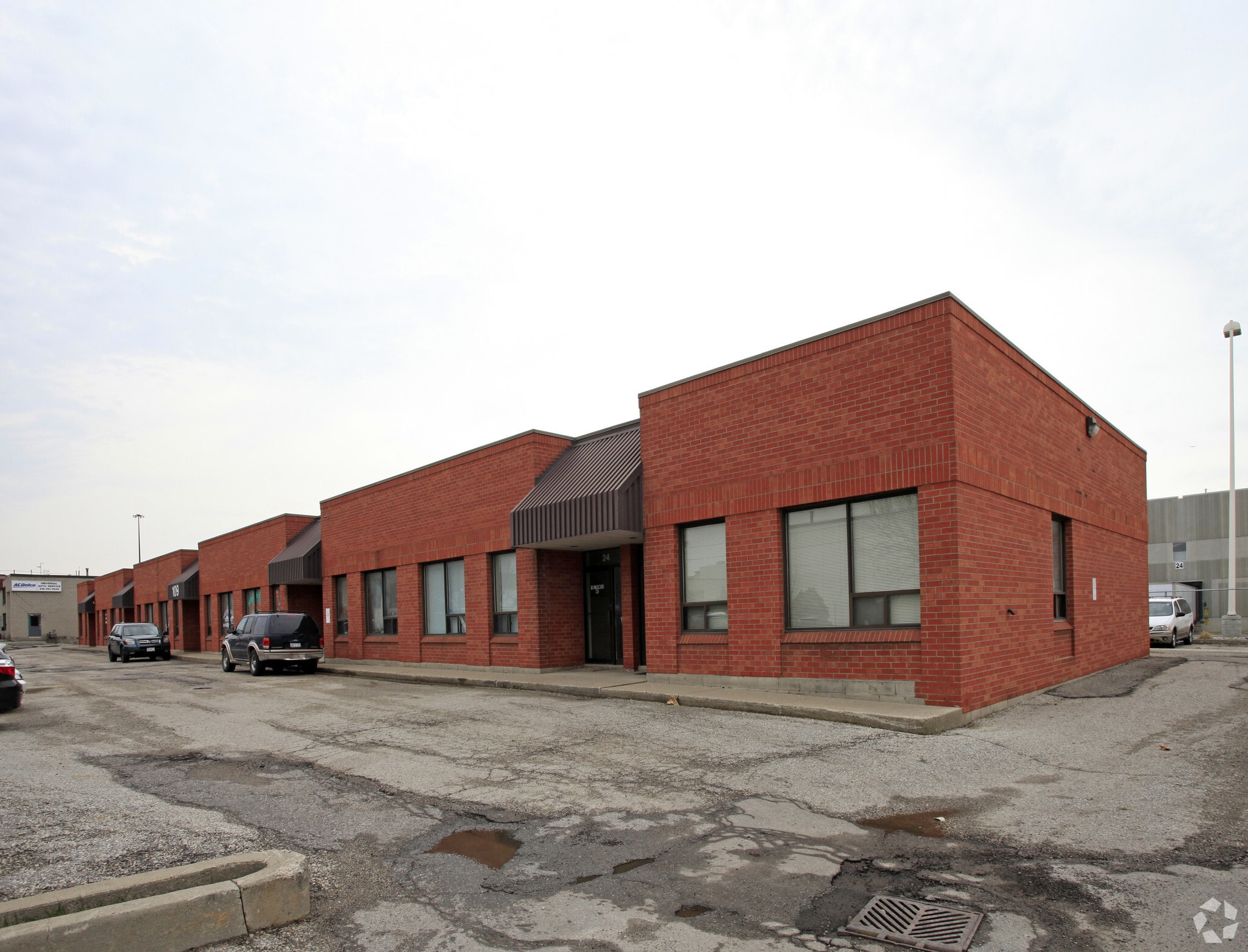 109 Ormont Dr, Toronto, ON for sale Primary Photo- Image 1 of 1