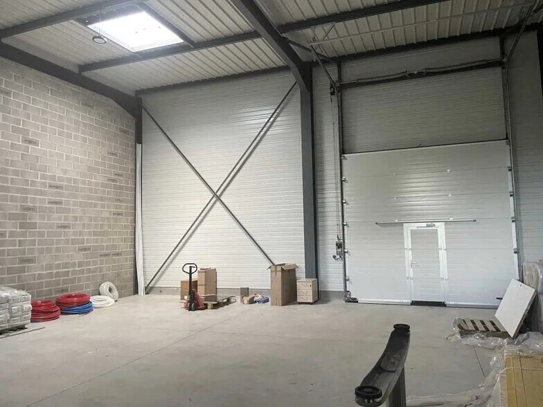 Office in Allonne for lease - Interior Photo - Image 2 of 11