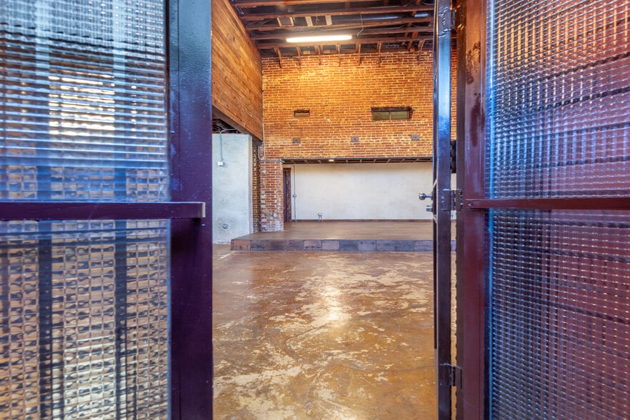 5000 W Adams Blvd, Los Angeles, CA for lease - Building Photo - Image 1 of 24