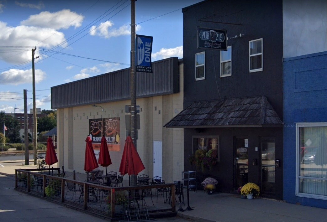 219 E Stephenson St, Freeport, IL 61032 Pub 219