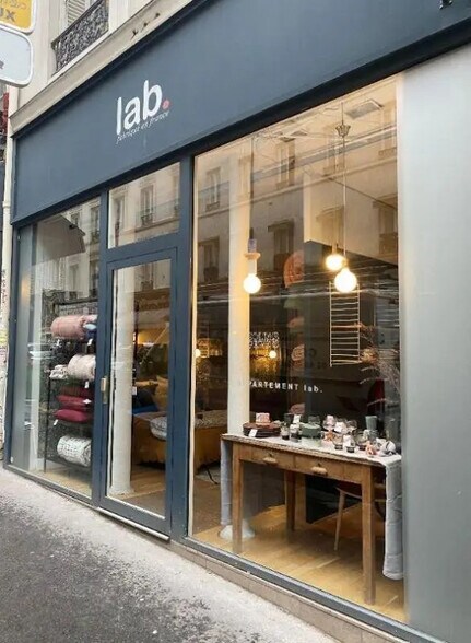 Retail in Paris for lease - Building Photo - Image 1 of 3