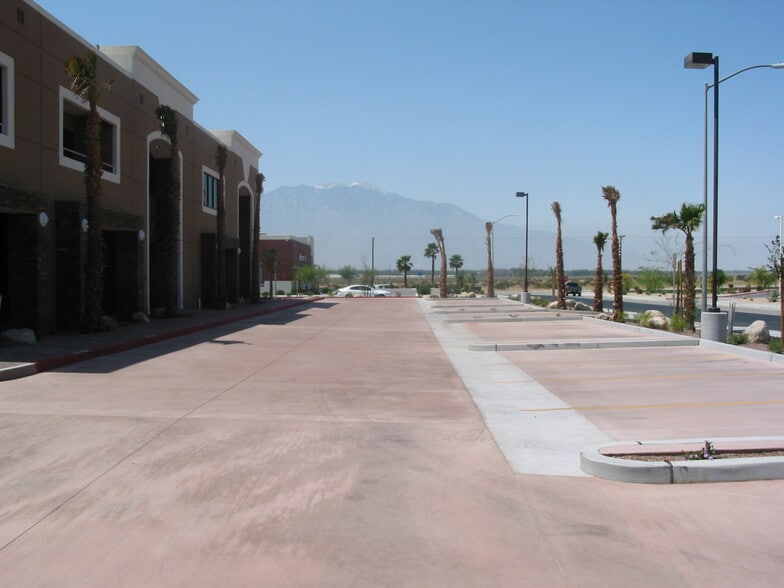 72049 Petland Pl, Thousand Palms, CA for lease - Building Photo - Image 2 of 5