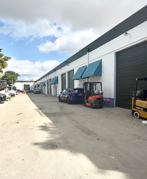 6405-6447 NW 82nd Ave, Miami, FL for lease - Building Photo - Image 1 of 6