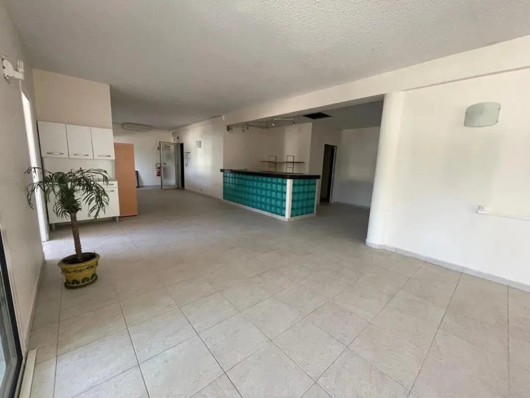 Office in Cannes for sale Interior Photo- Image 1 of 13