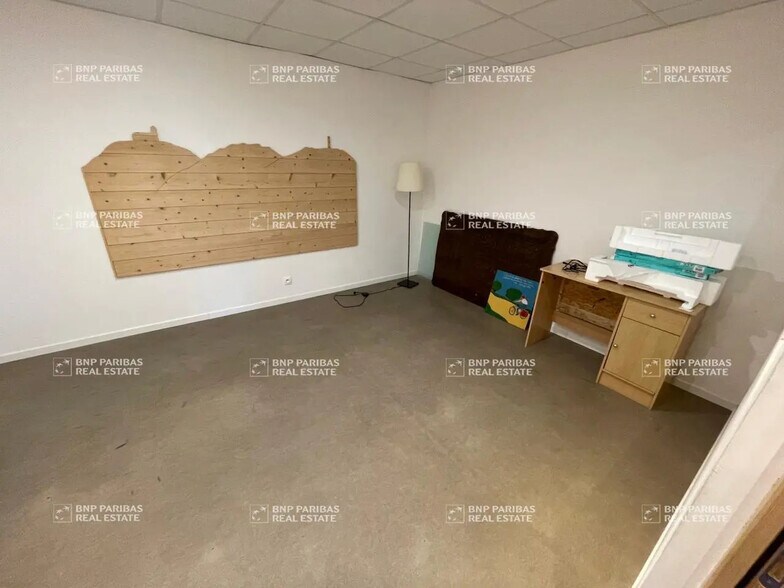 Flex in Acigné for lease - Building Photo - Image 3 of 6