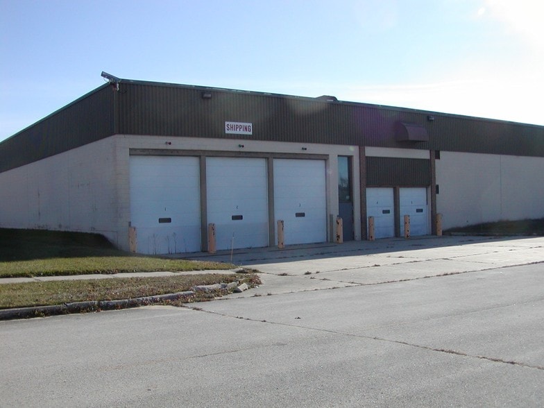 606 Parkway Blvd, Two Rivers, WI for lease - Building Photo - Image 2 of 17