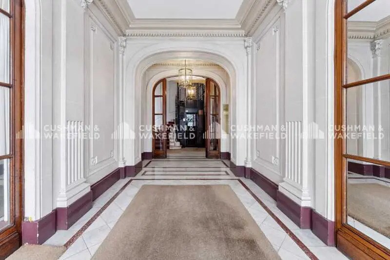 Office in Paris for lease - Lobby - Image 2 of 12