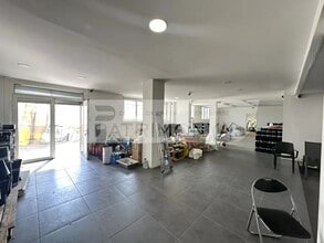 Retail in Marseille for lease Interior Photo- Image 2 of 4