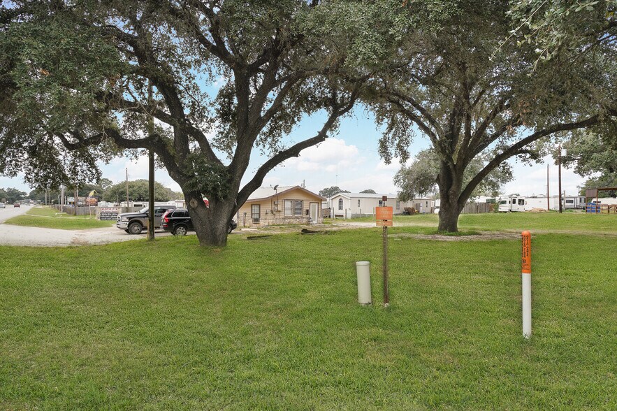 1827 Tx97, Pleasanton, TX 78064 Retail for Sale