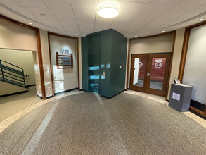 300 Winding Brook Dr, Glastonbury, CT for lease Lobby- Image 1 of 13