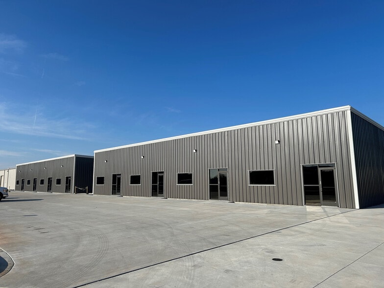 3725-3729 N Ridgewood St, Wichita, KS for lease - Building Photo - Image 1 of 11