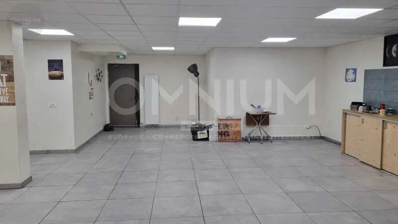 Retail in Lyon for lease - Interior Photo - Image 3 of 5