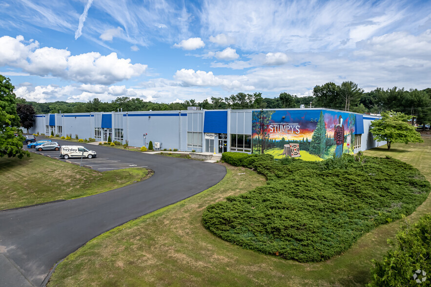 2-8 Progress Dr, Manchester, CT for lease - Primary Photo - Image 1 of 6