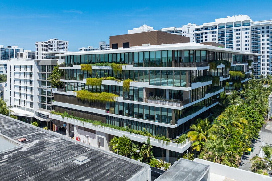 2340 Collins Ave, Miami Beach, FL for lease - Primary Photo - Image 1 of 4