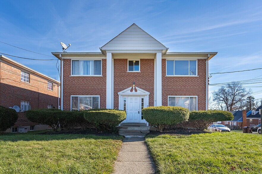 6122 Plainfield Rd, Cincinnati, OH 45213