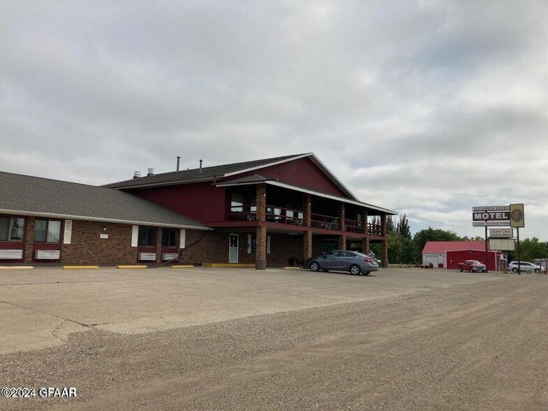 903 Park St W, Park River, ND for sale - Building Photo - Image 2 of 18