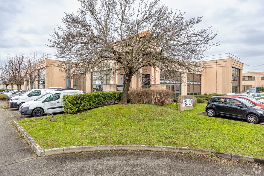 in Bron for sale - Primary Photo - Image 1 of 1