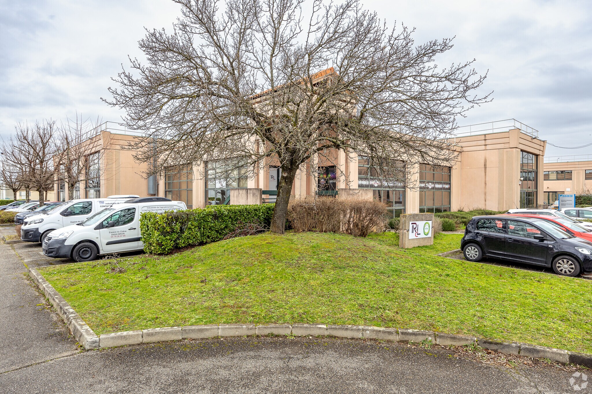 in Bron for sale Primary Photo- Image 1 of 1