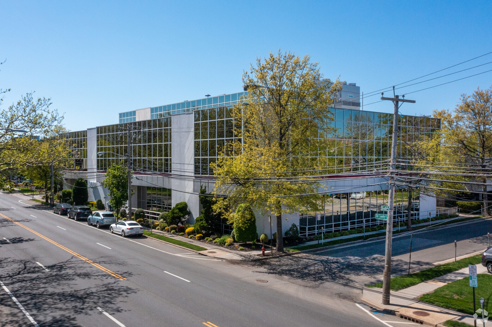 300 Old Country Rd, Mineola, NY for sale Primary Photo- Image 1 of 10